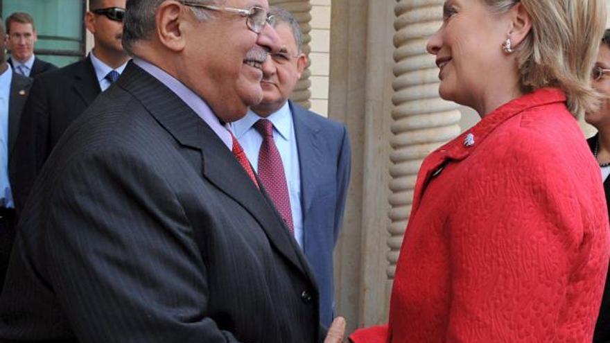 El Prresidente iraquí Jalal Talabani (I) saluda a la Secretaria de Estado estadounidense Hillary Clinton (d), antes de una reunión en la oficina del Presidente en Bagdad, Irak, hoy 25 de abril 2009. Clinton ha llegado a Bagdad el 25 de abril en una visita sorpresa a Irak despues de una ola de violencia en los ultimos dos dias en los que han perdido la vida más de 130 personas. EFE/Str