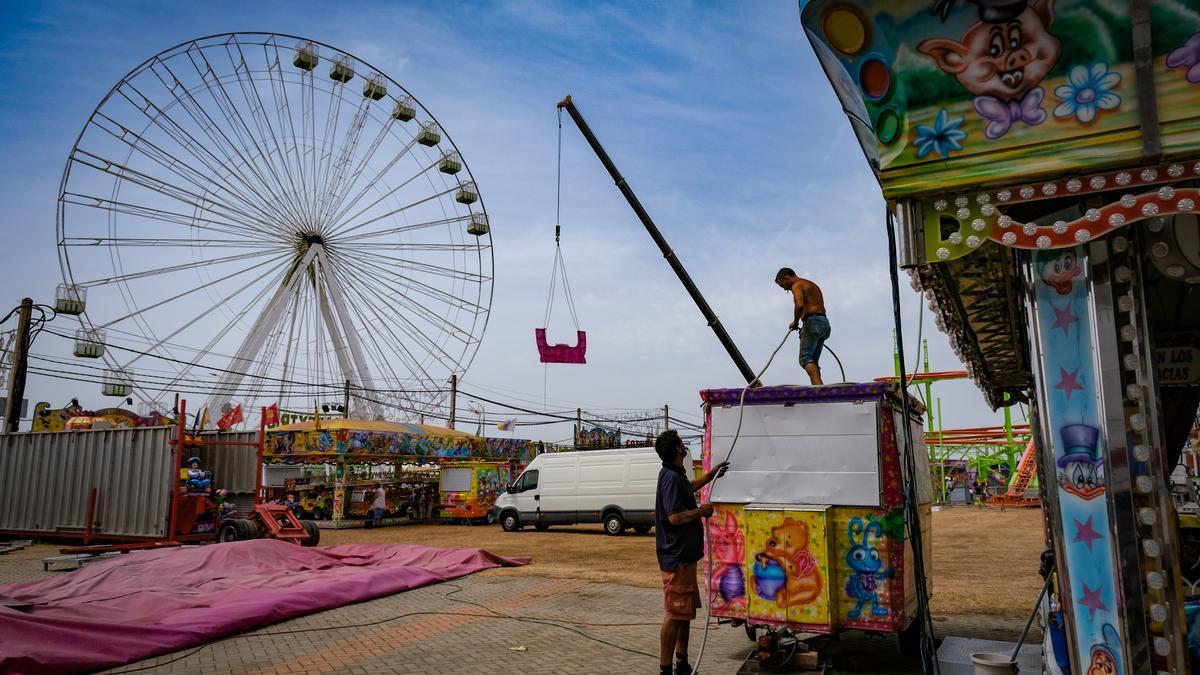 Más de un centenar de atracciones se han instalado en el recinto ferial.