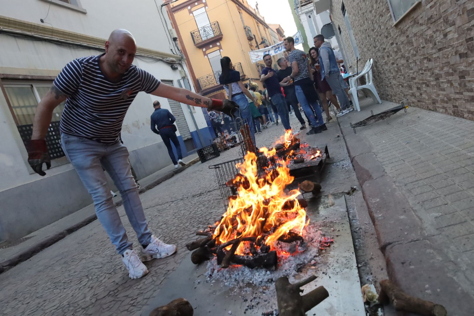 FOTOGALERÍA I Las imágenes de la Nit de la Xulla y del encuentro de elaboración de allioli de las fiestas de Vila-real