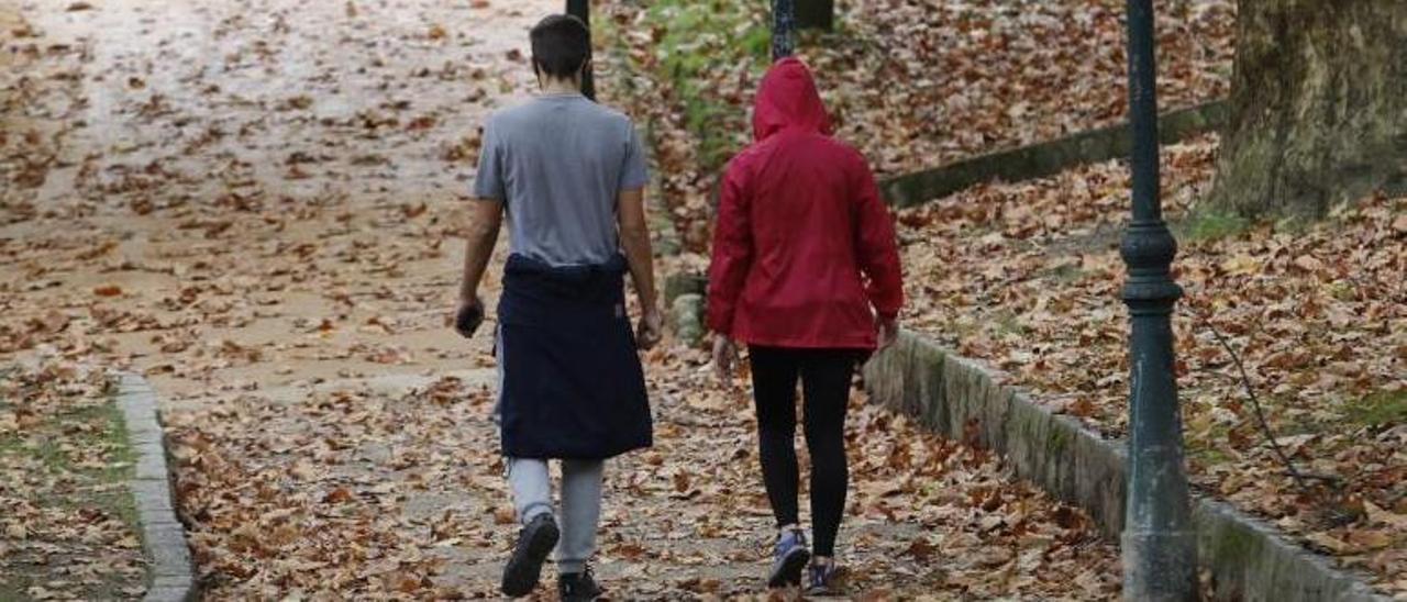 Una pareja camina por un parque de Vigo. |   // ALBA VILLAR
