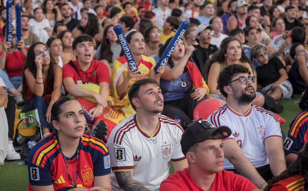 Afición española viviendo el cruce de España-Portugal en el CC Los Alisios