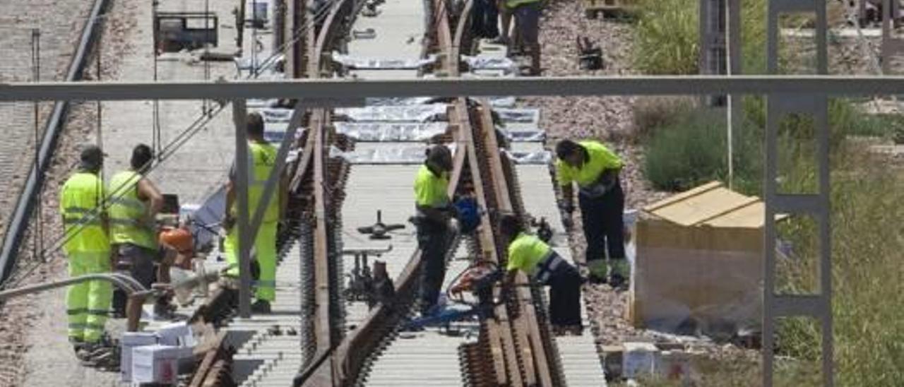 Trabajadores en una vía.