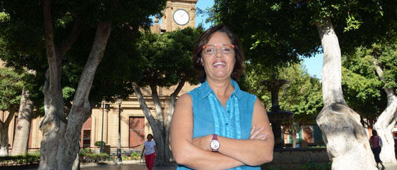 Fátima Díaz Mederos, en la plaza de Santiago de Gáldar tras la entrevista, cerca de donde vive.