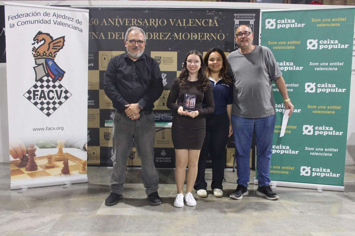 Leyre Roldán con su trofeo como mejor sub-2000 femenina.