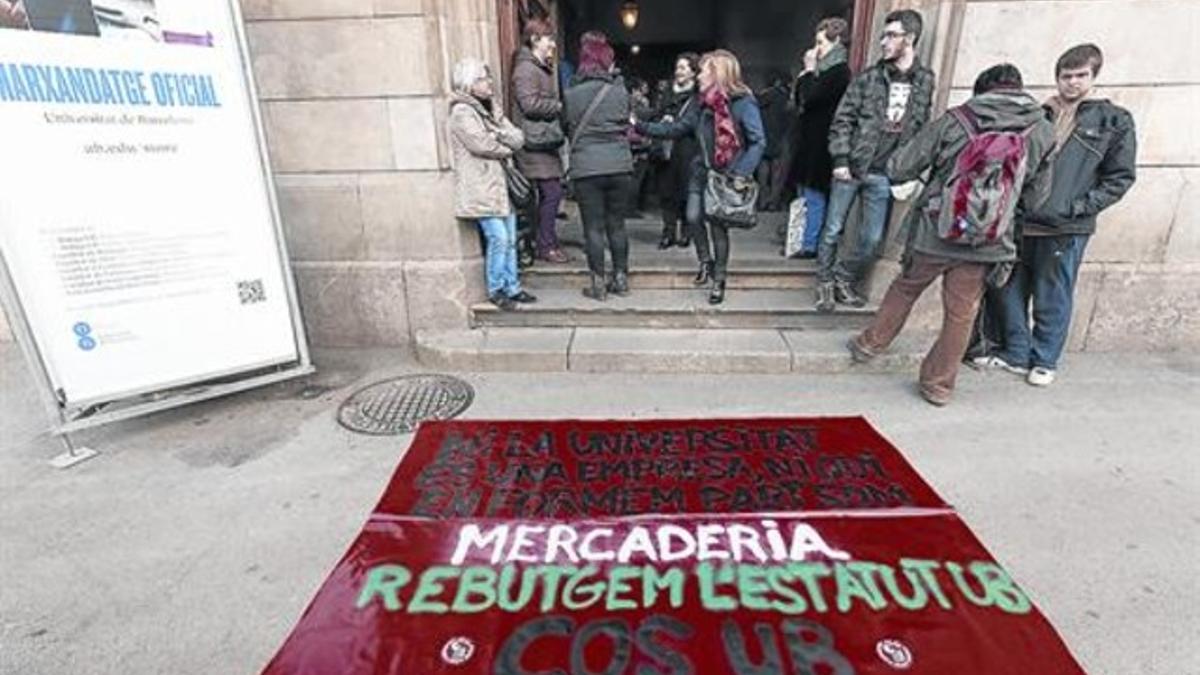 Entrada de la UB, el martes pasado, cuando los estudiantes impidieron la celebración del claustro que debía haber votado el nuevo estatuto.