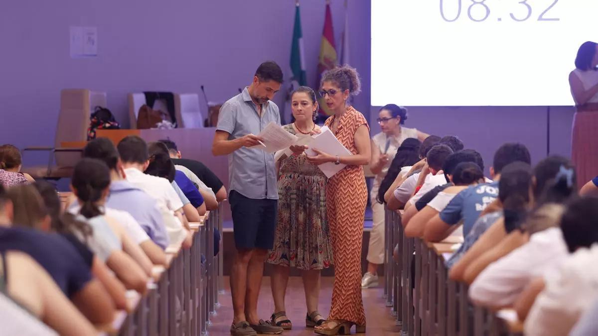 Docentes durante una de las pruebas de la fase extraordinaria de Selectividad celebradas en Córdoba.