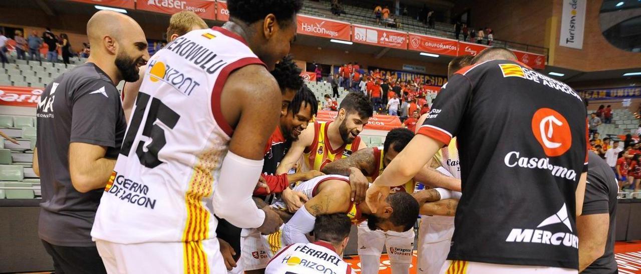 Omar Cook, arropado por sus compañeros tras anunciar su retirada en Murcia.