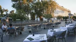 El Ayuntamiento de Sevilla permitirá instalar terrazas de veladores en Plaza Nueva "como ocurre en París o Venecia": "Es el salón de la ciudad"