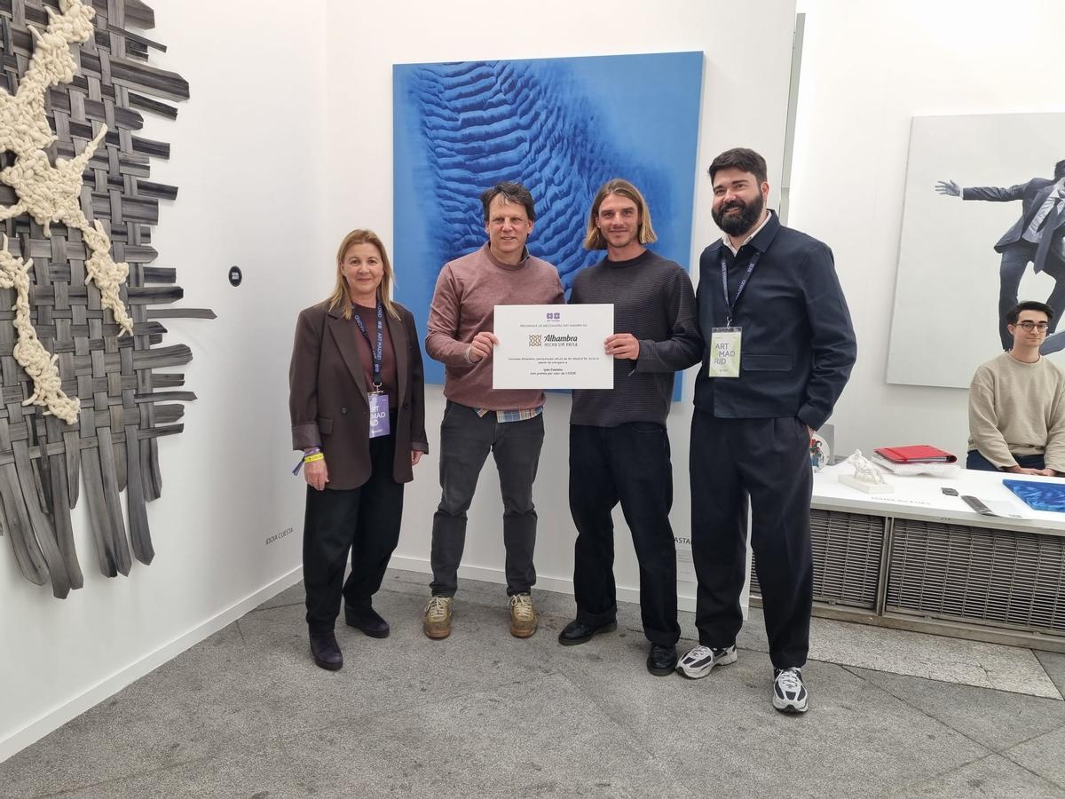 Por la izquierda, Arancha Osoro, Álvaro Trujillo, Iyán Castaño y Alberto Cornejo, entregando el premio al pintor ovetense