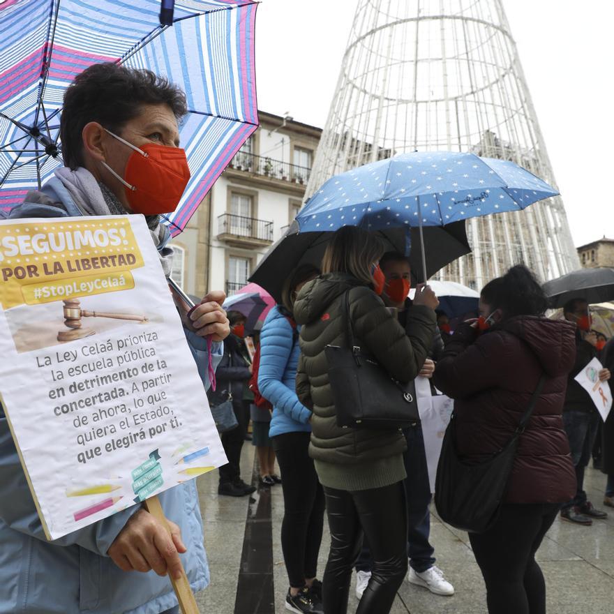 Concentración contra la &quot;ley Celaá&quot; en la plaza de España de Avilés.