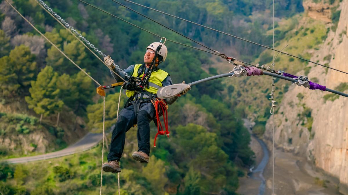 Así se instala el nuevo puente colgante del Caminito del Rey