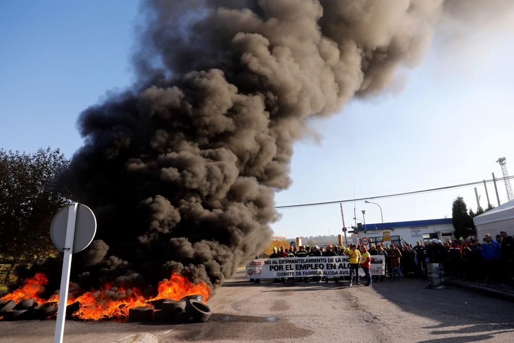 Barricada a las puertas de Alcoa: los trabajadores se concentran delante de la fábrica