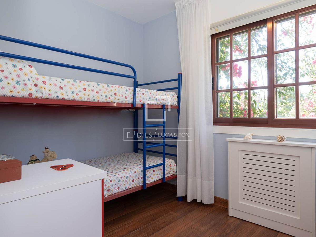 Así es el chalé a la venta que se situá a unos metros de una de las calas más hermosas de Cangas