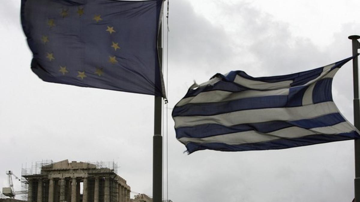 La bandera de la Unión Europa ondea junto a la griega, frente al templo del Partenón, el lunes, en Atenas.