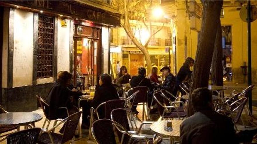 Grupos de clientes disfrutan de la noche en una terraza del barrio del Carmen, en Valencia.