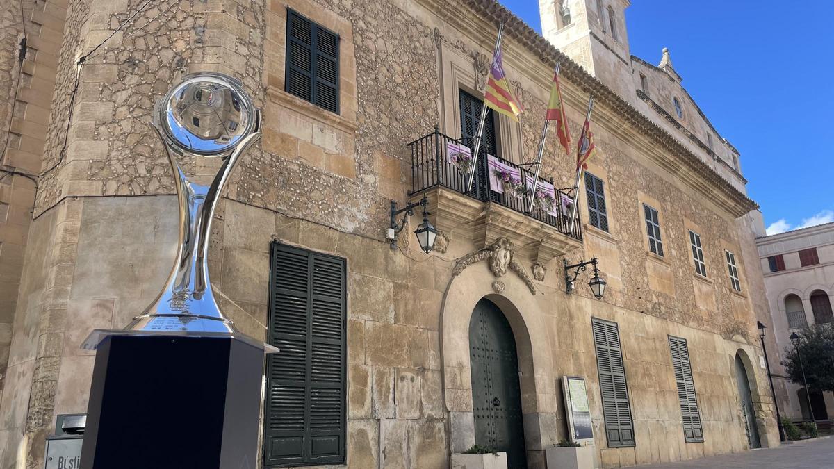 Una imagen de la fachada del edificio consistorial de Manacor.