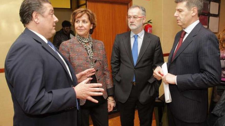 Salcines, desde la izquierda, Freire, Pereira y Vázquez Taín, ayer en Santiago.  // Xoán Álvarez