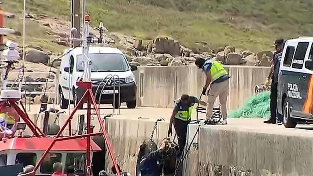 Descarga de fardos de droga del barco Nuevo Furuno en Camariñas.