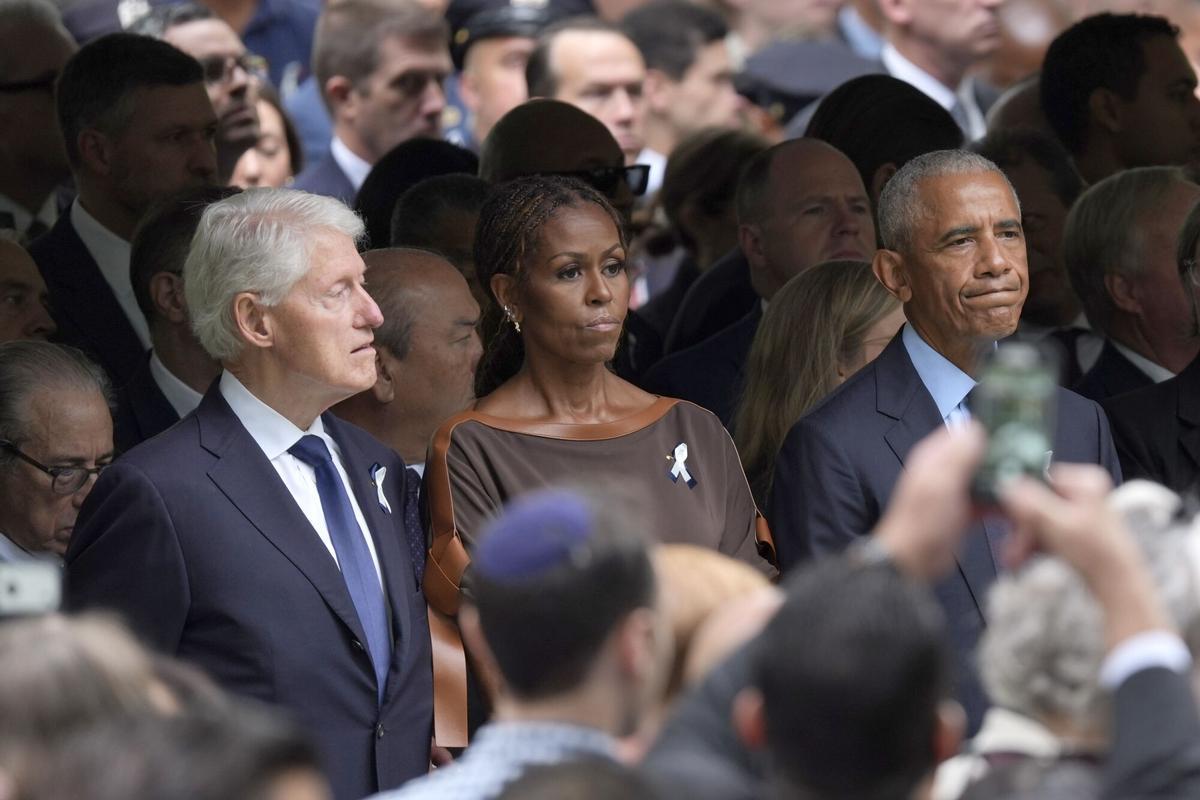 Los expresidentes de Estados Unidos, Barack Obama (d) y Bill Clinton (i), junto a la exprimera dama Michelle Obama, asisten este viernes a la ceremonia en recuerdo de los atentados del 11S en Nueva York.
