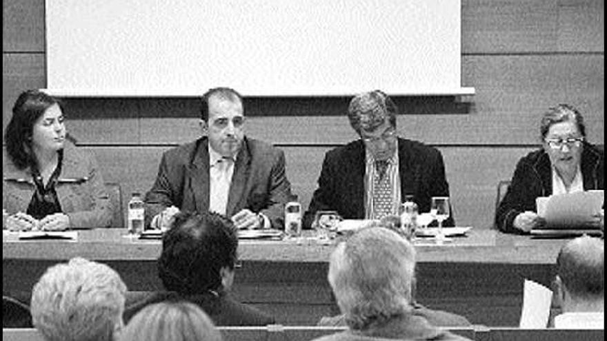 El presidente del Centro Comercial Abierto, Emilio González, durante la asamblea que se celebró ayer en el salón de actos de la Confederación de Empresarios de Ourense. / jesús regal