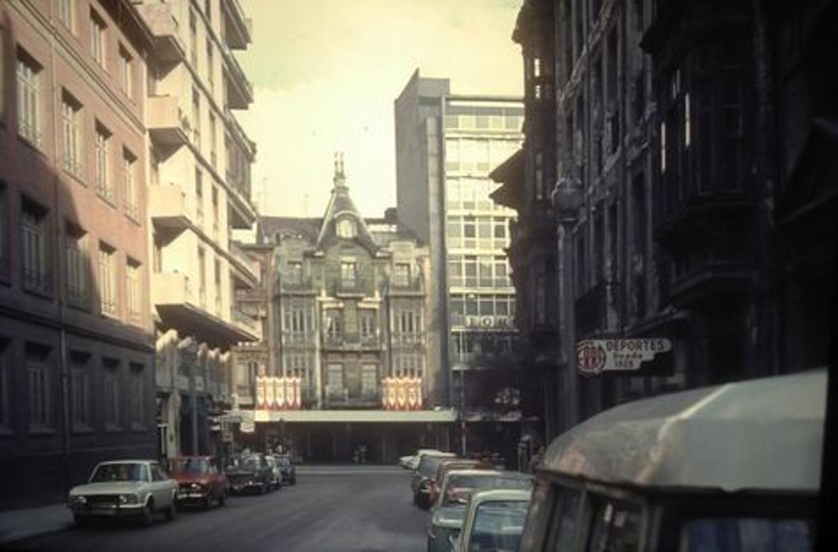 A la derecha, la tienda y cartel de Deportes Cerra, cuando estaba más cerca de la calle Uría, en los años setenta, antes de su traslado para construir Galerías Preciados.