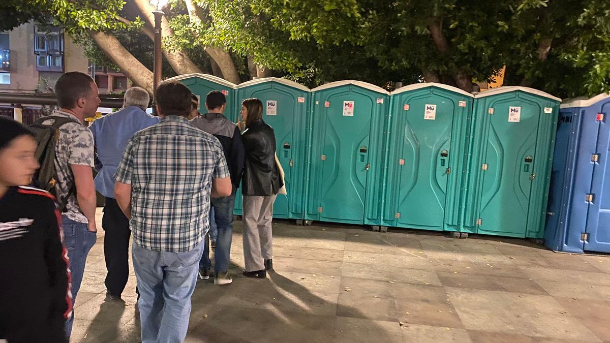 Personas hacen cola la noche del Testamento para usar el único baño portátil abierto en la Glorieta: los otros cinco tenían candado.