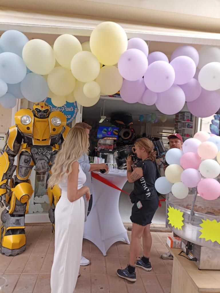 So feierte der "Goodbye Deutschland"-Auswanderer mit den Hüpfburgen die Eröffnung seines Showrooms auf Mallorca