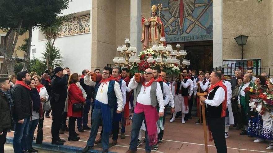 Miles de personas acompañaron ayer a la imagen de San Blas hasta su ermita en San Javier.