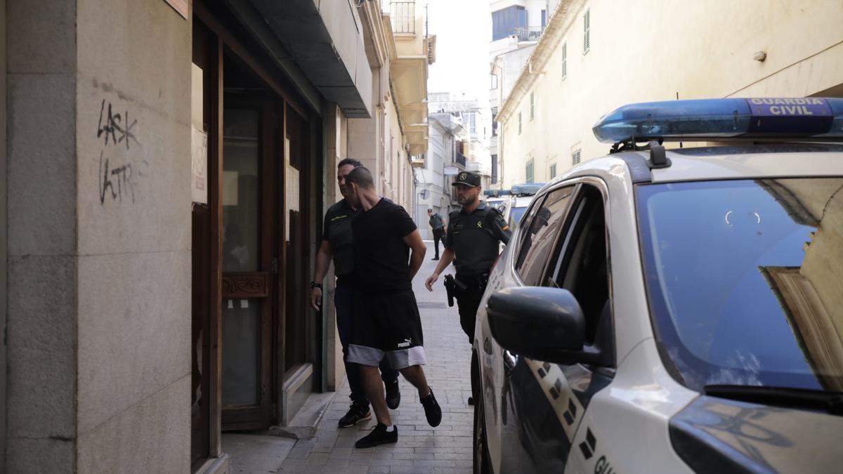 Uno de los detenidos, esta tarde en los juzgados de Manacor.