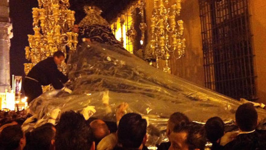 la Virgen del Gran Poder de la Cofradía de la Misericordia se resguarda bajo plástico, este Jueves Santo.