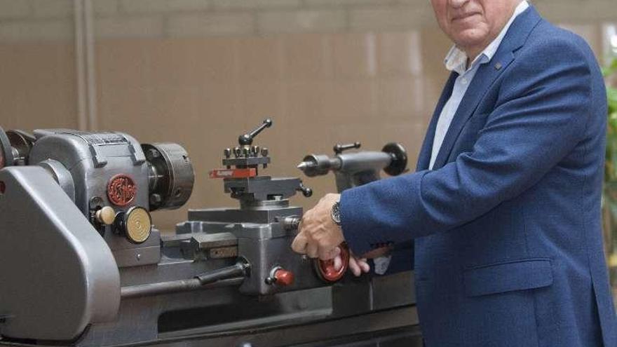 Félix Rodil, en el centro de formación profesional de Someso.