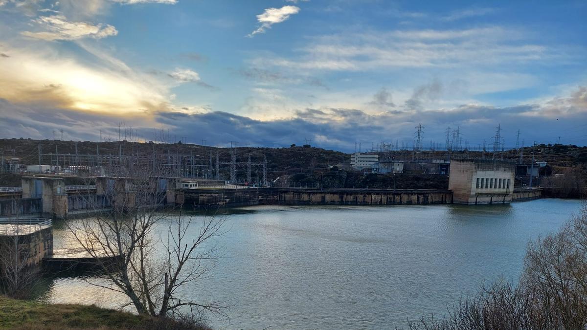 Alerta máxima en Aliste: El río Frío, fuera de control, amenaza con arrastrar un emblemático puente
