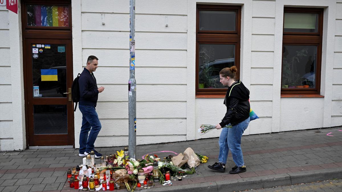 Flores y velas en homenaje a las víctimas del tiroteo en Bratislava.