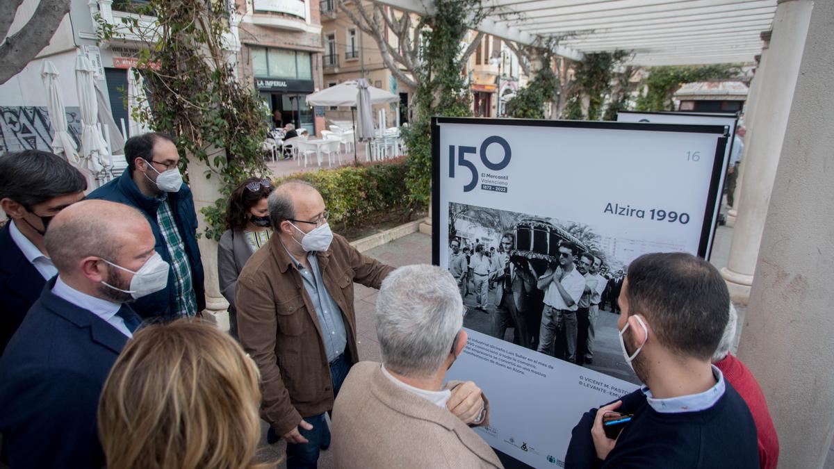 Los 28 paneles de la exposición han captado la atención de los asistentes.