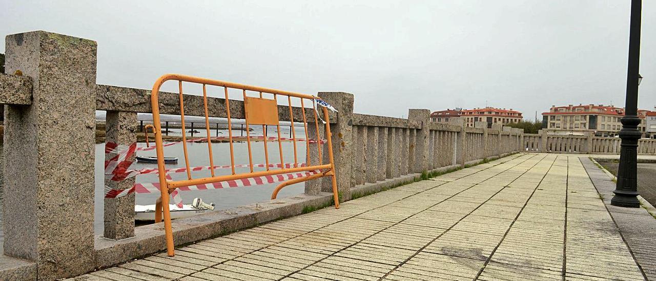 Daños causados por un acto vandálico ocurrido en el paseo marítimo a principios de octubre. |   // NOÉ PARGA