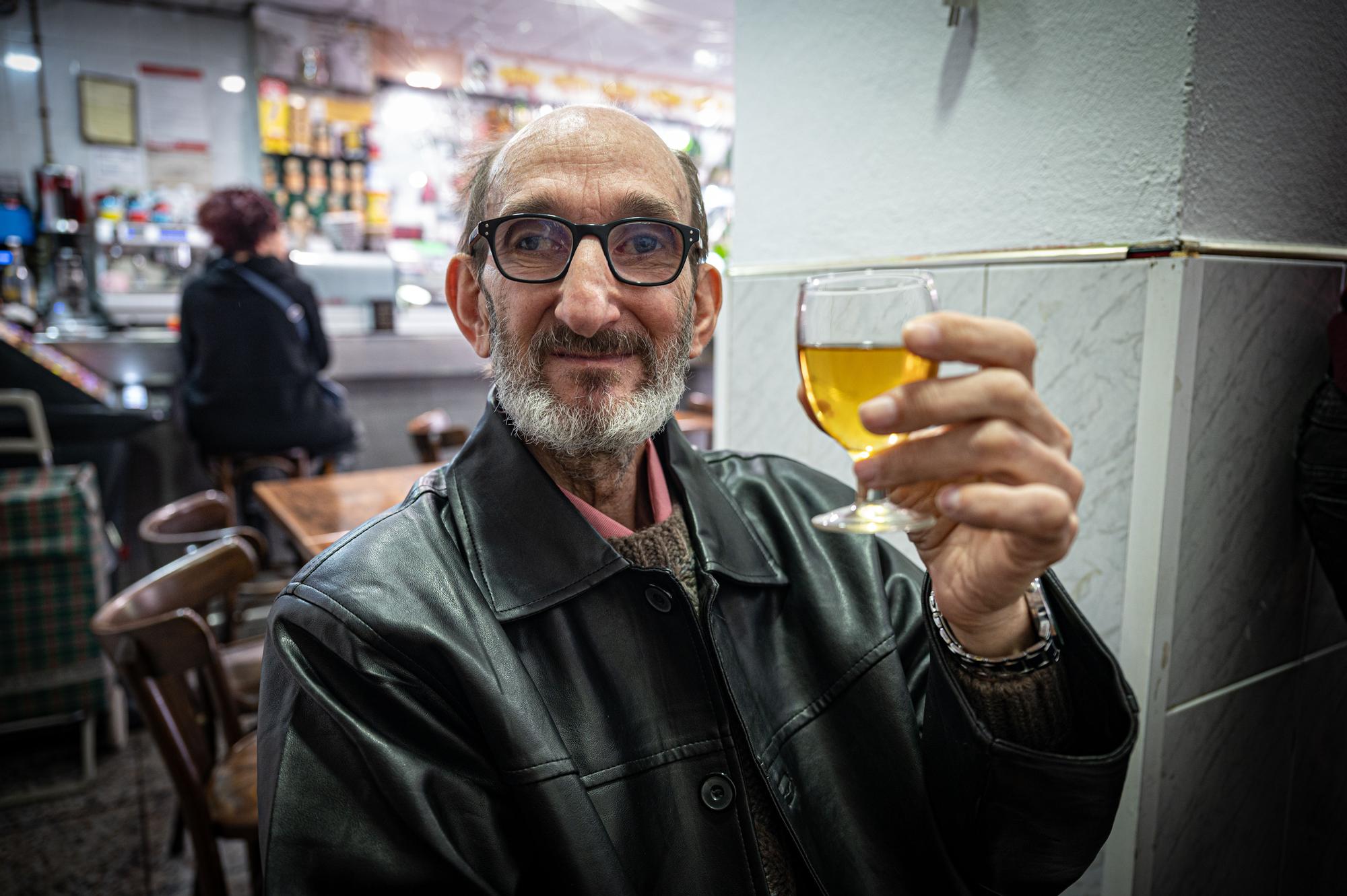 Benito Pocino, en un bar de Santa Coloma de Gramenet.