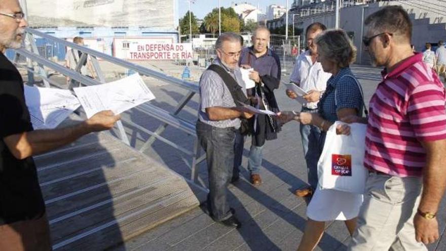 Imagen de la campaña de recogida de firmas en contra del traslado del punto de embarque.  // J.L.