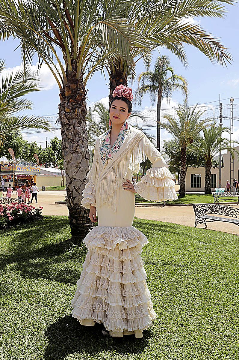 Trajes de gitana en El Arenal el jueves de Feria