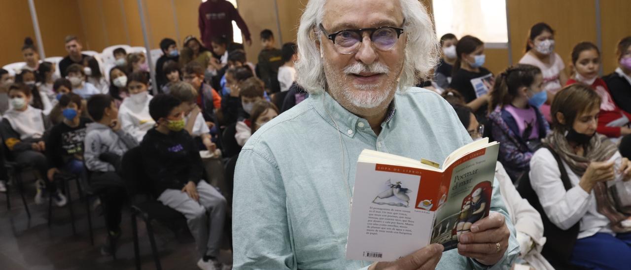Antonio García Teijeiro, durante su encuentro con escolares cordobeses este martes en la Feria del Libro.