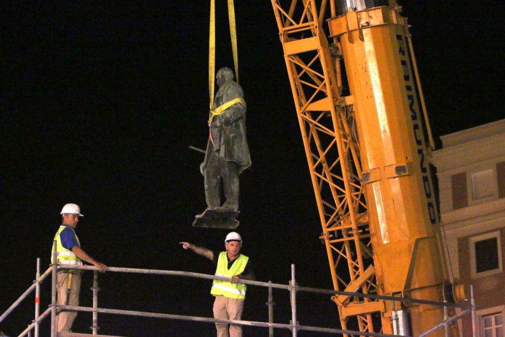 Traslado de la escultura del Marqués de Larios para su restauración.