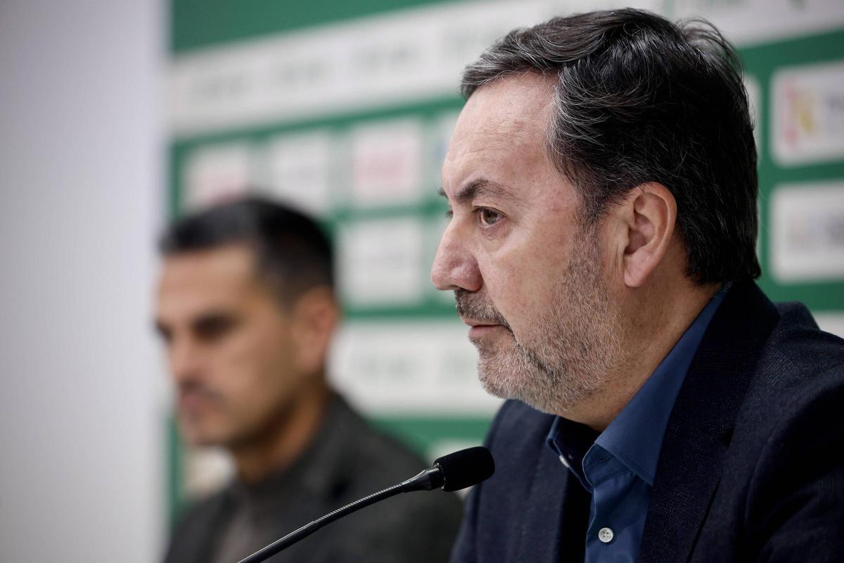 Antonio Fernández Monterrubio, con Juanito en segundo plano, durante la comparecencia en El Arcángel, este jueves.