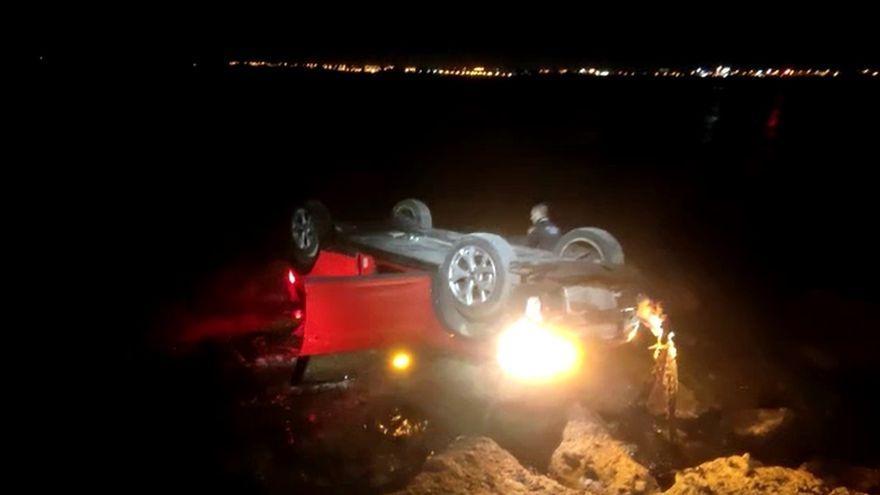 La Policía Local halla un vehículo en un acantilado de Orihuela Costa.