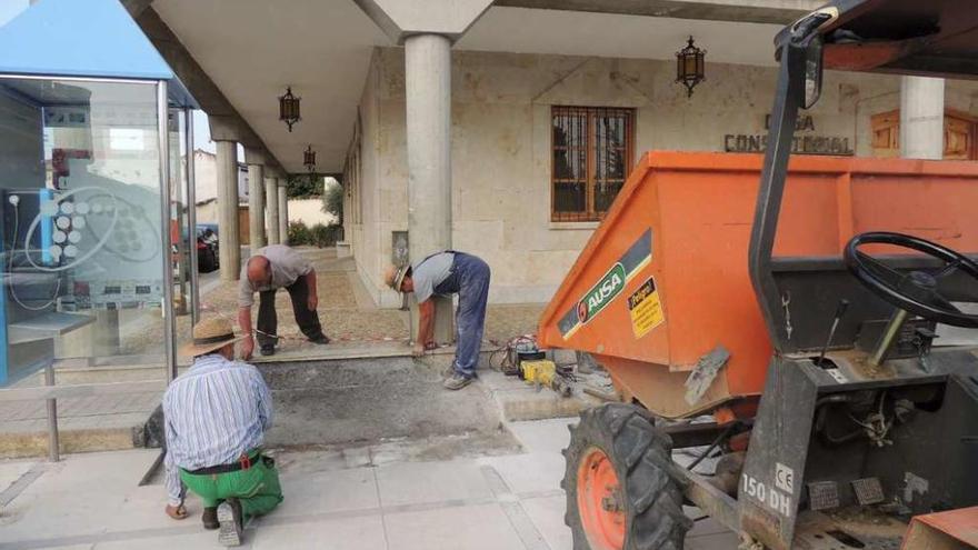 Trabajadores en una obra en agosto del pasado año en Santa Croya de Tera.