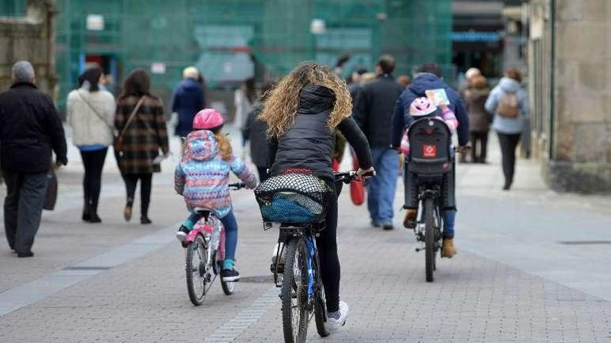 Una familia circula en bicicleta por el centro de la ciudad. // G. Santos