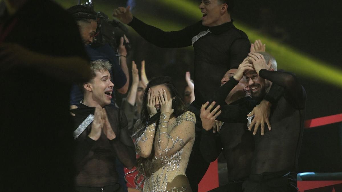 Melody y su equipo de bailarines tras una actuación