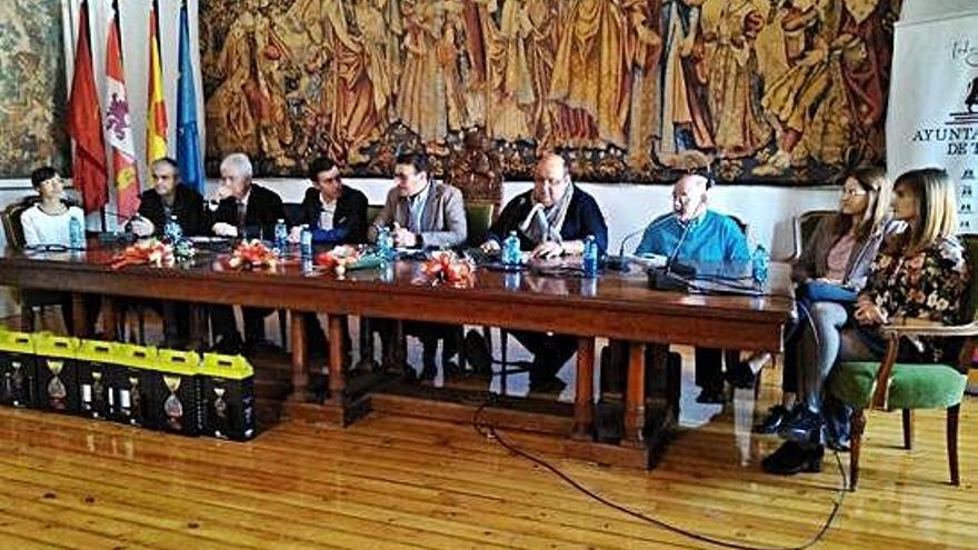 Los investigadores invitados a la mesa redonda con el alcalde y el presidente de Uccta, Ángel García.