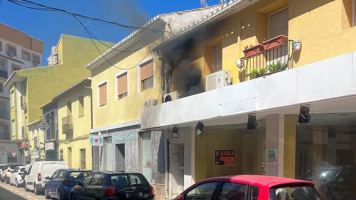 Manaba humo negro de la marquesina que oculta los cables eléctricos
