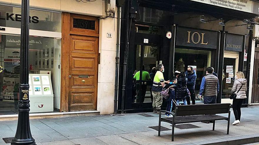 Paseantes y acompañantes del menor le atienden a la espera de la ambulancia, en la calle de Menéndez Valdés, ayer por la tarde.