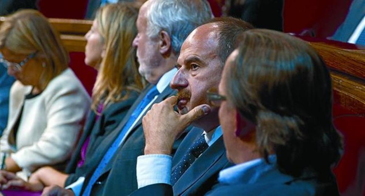 Investigat 8 Xavier Crespo, amb bigoti, en la sessió de control al Parlament del dia 13 passat.