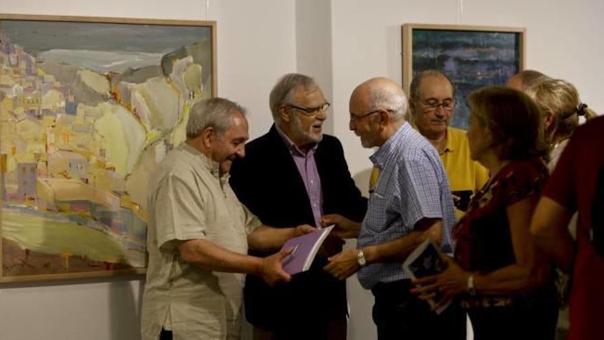 Mas Calabuig, en el centro, junto a otros pintores y amigos durante la inauguración.